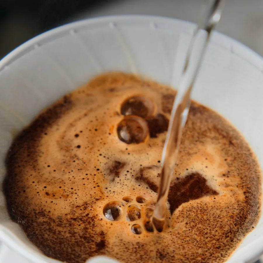 Café filtrándose en V60